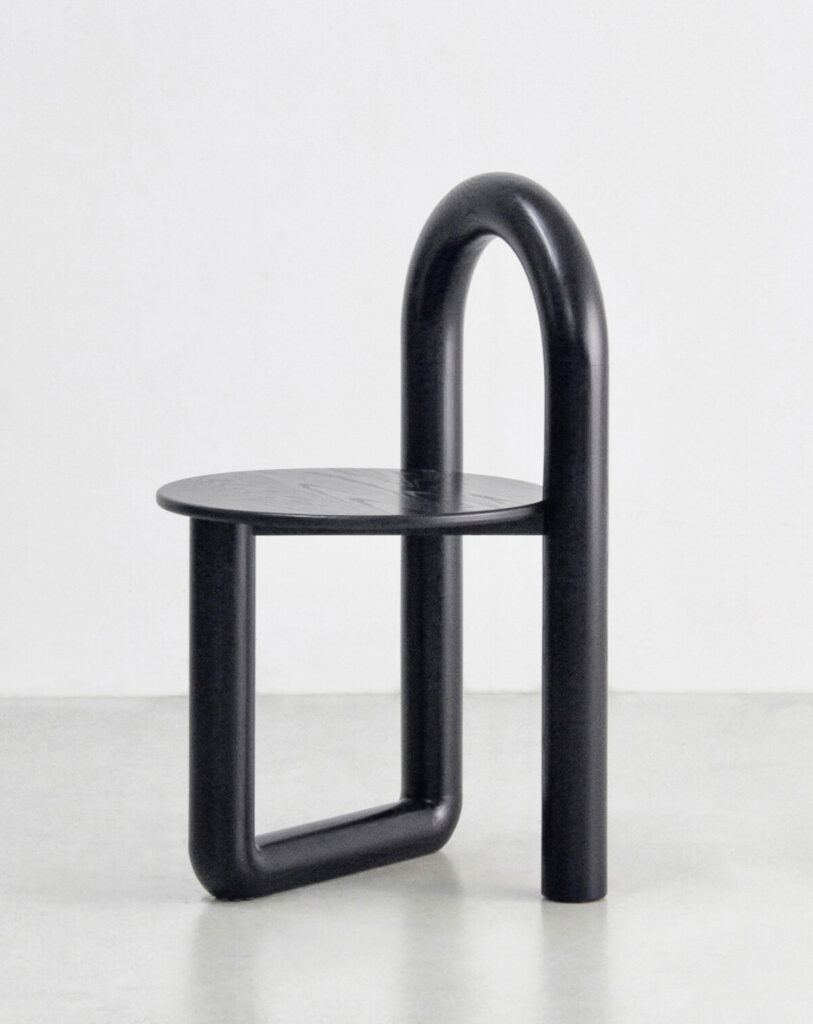 Mono chaise tubulaire à trois jambes © Di Tao and Bob Dodd - Habitat & matériaux 2022 : Cosmos Home